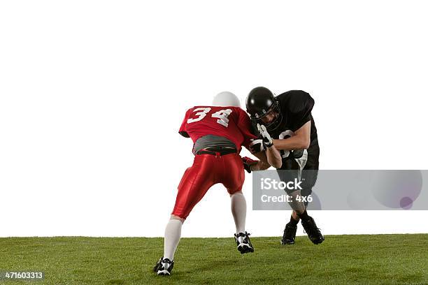 American Football Players En Acción Foto de stock y más banco de imágenes de 20 a 29 años - 20 a 29 años, Accesorio de cabeza, Actividad