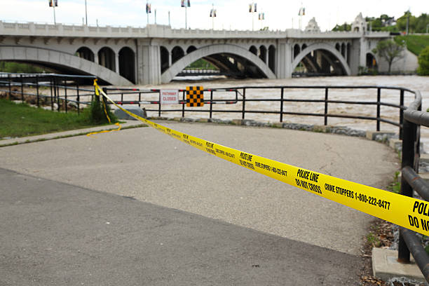 calgary, alberta inundación - calgary bridge flood alberta fotografías e imágenes de stock