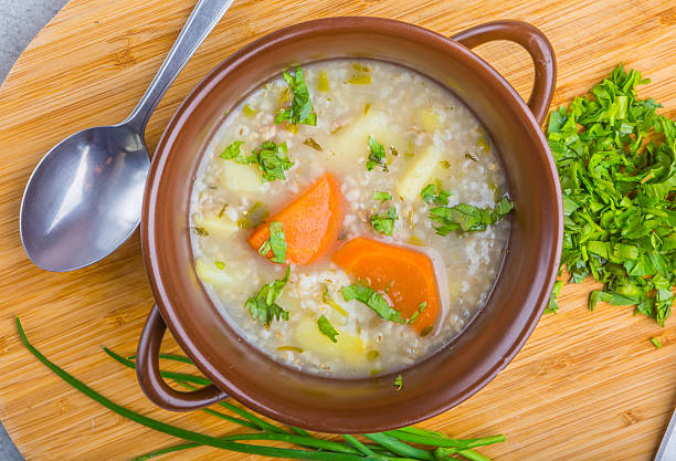 tradicional en un tazón para la sopa de cebada - vegetable barley soup fotografías e imágenes de stock