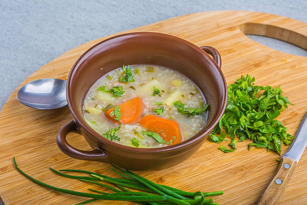 tradicional en un tazón para la sopa de cebada - vegetable barley soup fotografías e imágenes de stock