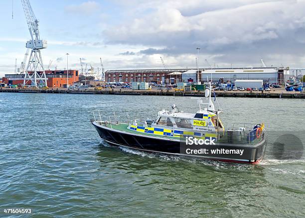 Lancha De La Policía En Portsmouth Al Puerto Foto de stock y más banco de imágenes de Agua - Agua, Aire libre, Arquitectura exterior