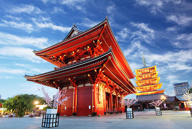 temple asakusa avec pagode de nuit, tokyo, japon - shintoïsme photos et images de collection