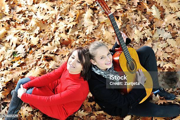 Zwei Mädchen Spielt Gitarre Und Hat Gute Zeit In Der Natur Stockfoto und mehr Bilder von Blatt - Pflanzenbestandteile