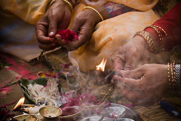 con ceremonia en nepali hindú (puja) - ceremonia tradicional fotografías e imágenes de stock