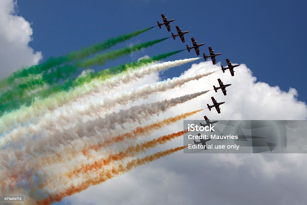 Bandera italiana en el aire - Foto de stock de Bandera Italiana libre de derechos