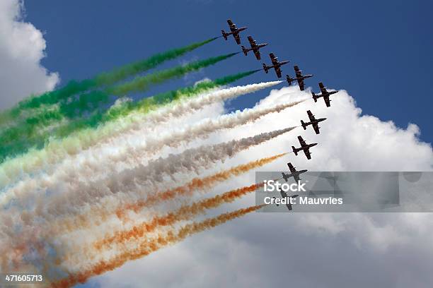 Bandera Italiana En El Aire Foto de stock y más banco de imágenes de Bandera Italiana - Bandera Italiana, Señal de flecha, Cielo