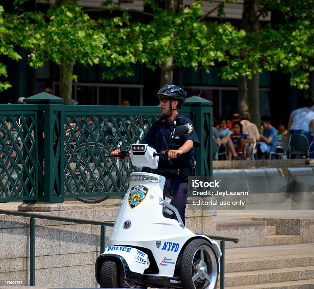 NYPD ejecutivo en T3 Patroller ciclomotor eléctrico, Lower Manhattan, ciudad de Nueva York - Foto de stock de Cuerpo de policía libre de derechos