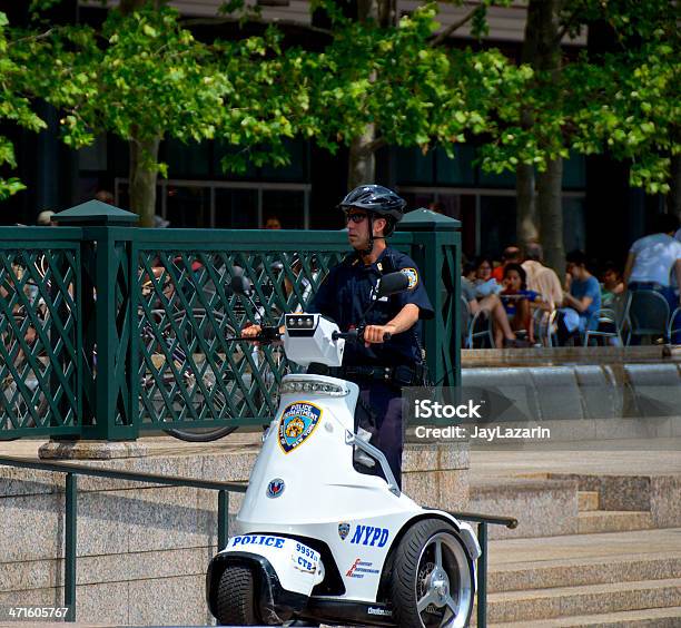 Nypd Ejecutivo En T3 Patroller Ciclomotor Eléctrico Lower Manhattan Ciudad De Nueva York Foto de stock y más banco de imágenes de Cuerpo de policía