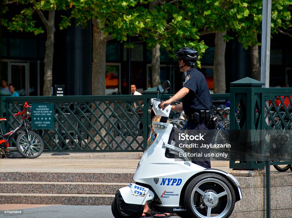 NYPD Officer der T3-Patrouille Electric Scooter, Lower Manhattan, NYC - Lizenzfrei Aktivitäten und Sport Stock-Foto