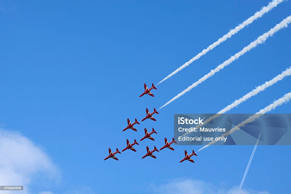 Nueve rojo Suisse stunt aviones - Foto de stock de Acrobacia aérea libre de derechos