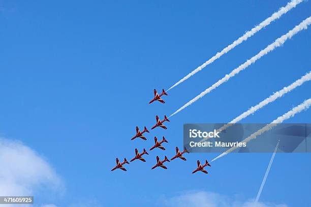 Photo libre de droit de Neuf Rouge Suisse Stunt Avions banque d'images et plus d'images libres de droit de Avion - Avion, Bleu, Ciel