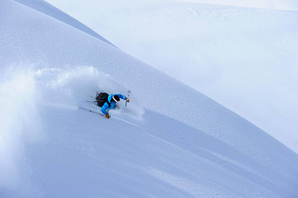 pó vire - skiing winter sport powder snow athlete - fotografias e filmes do acervo