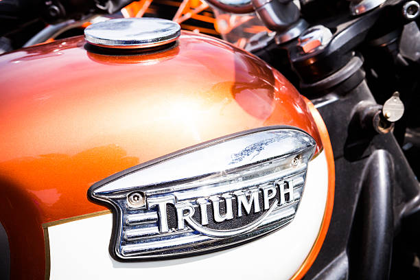 triumph détail - motorcycle engine brake wheel photos et images de collection