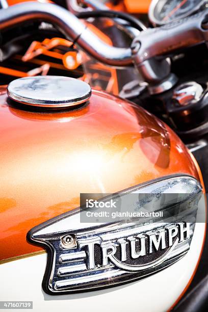 Triumph Detalle Logotipo Foto de stock y más banco de imágenes de Triumph Motorcycles Ltd - Triumph Motorcycles Ltd, Amortiguador mecánico, Andar en bicicleta