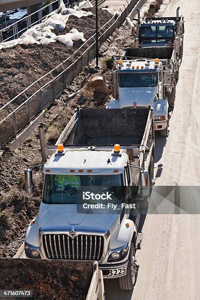 Dump Truck Unterstützung Beim Entfernen Von Schmutz Der Überschwemmung In Calgary Stockfoto und mehr Bilder von 2000-2009