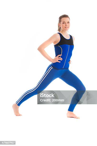 Donna Sorridente Mentre Fa Stretching - Fotografie stock e altre immagini di Abbigliamento sportivo - Abbigliamento sportivo, Adulto, Allenamento