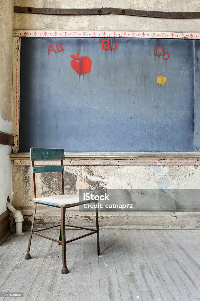 Lavagna e sedia in abbandonato American scuola, insegnamento, formazione - Foto stock royalty-free di Abbandonato