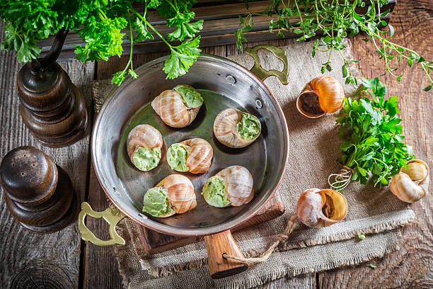 maison avant de faire griller les escargots - garlic butter snail garlic herb photos et images de collection