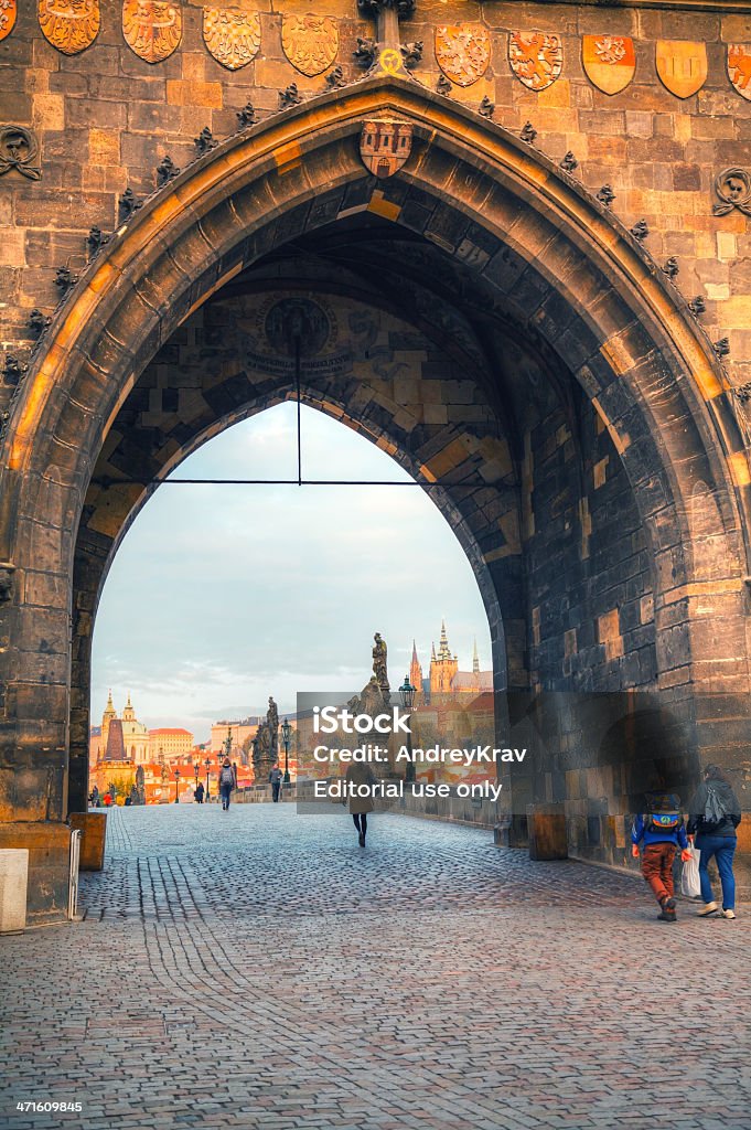 Visão geral da antiga Praga, entre a Ponte Charles lado - Foto de stock de Antigo royalty-free