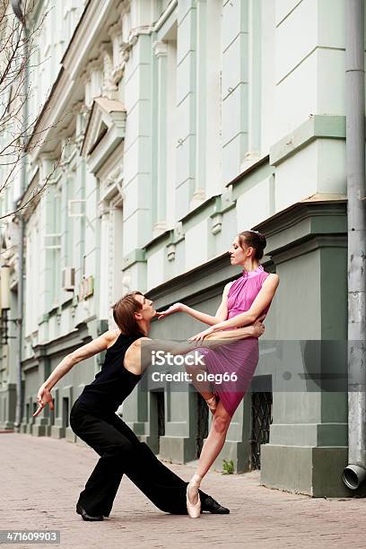 Ballando Per Le Strade - Fotografie stock e altre immagini di Adulto - Adulto, Ambientazione esterna, Arte, Cultura e Spettacolo