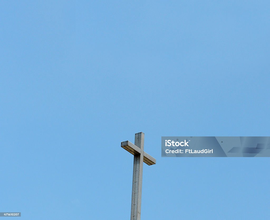 Croce contro il cielo blu - Foto stock royalty-free di Cattolicesimo