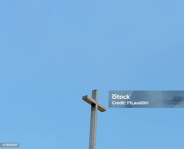 Croce Contro Il Cielo Blu - Fotografie stock e altre immagini di Cattolicesimo - Cattolicesimo, Chiesa, Composizione orizzontale