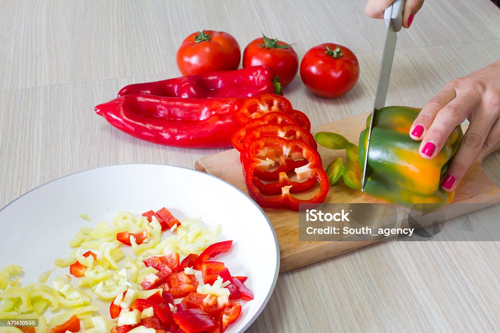 Zbliżenie ręce krojenie warzyw w kuchni - Zbiór zdjęć royalty-free (Ciąć)