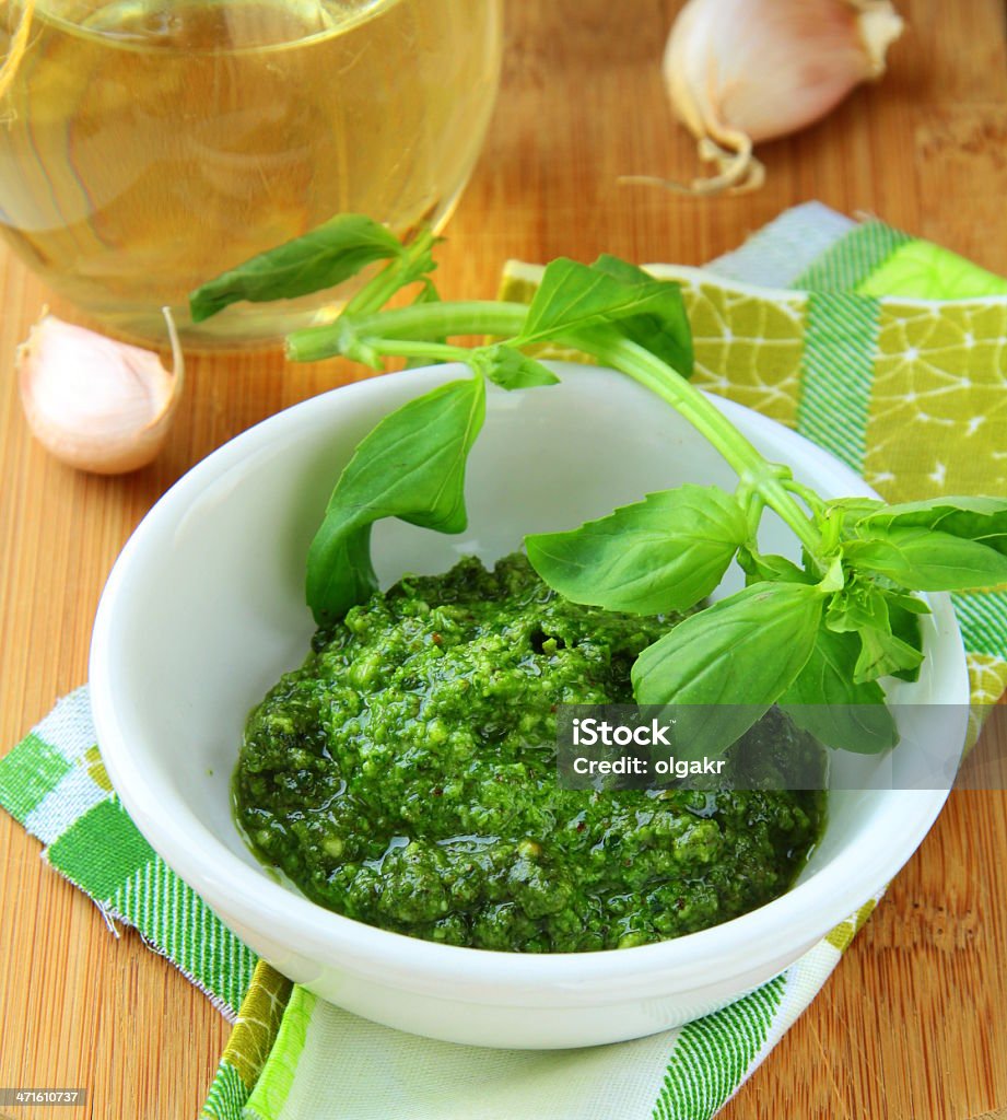 Com molho pesto de manjericão Verde - Foto de stock de Alho royalty-free