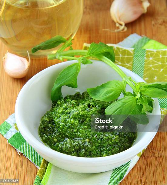 Foto de Com Molho Pesto De Manjericão Verde e mais fotos de stock de Alho - Alho, Alimentação Saudável, Azeitona