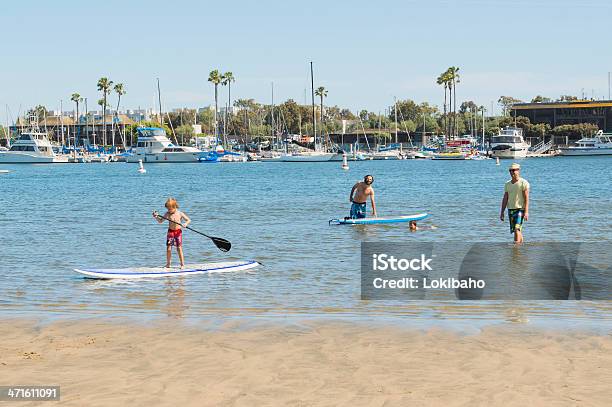 Photo libre de droit de Enfants Apprendre À Paddleboard banque d'images et plus d'images libres de droit de Activité de loisirs - Activité de loisirs, Adulte, Adulte d'âge mûr