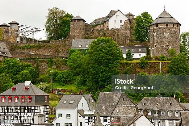 Zamek Monschau - zdjęcia stockowe i więcej obrazów Akwizgran - Akwizgran, Cegła, Dach