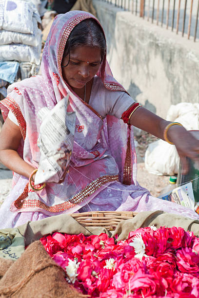 Mujer en rosa textura con flores - foto de stock