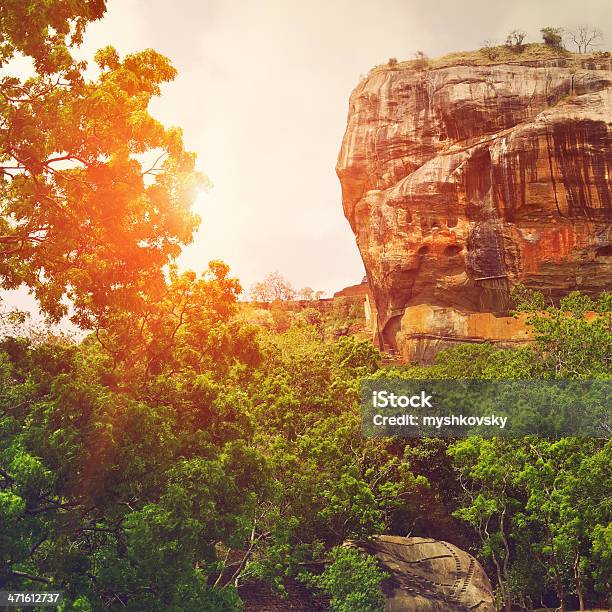 Lions Rock Sigiriya Foto de stock y más banco de imágenes de Aire libre - Aire libre, Ajardinado, Antiguo