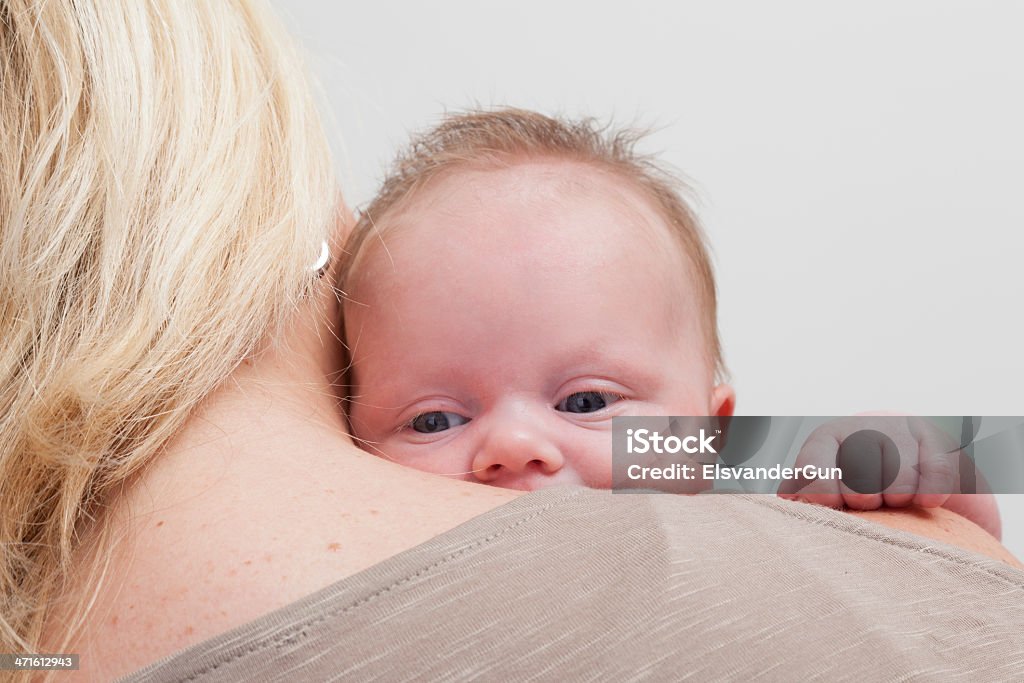 赤ちゃんが、母親をのぞく肩 - 1歳未満のロイヤリティフリーストックフォト