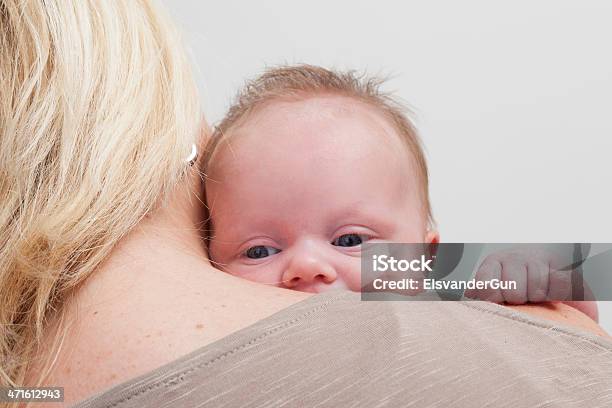 赤ちゃんが母親をのぞく肩 - 1歳未満のストックフォトや画像を多数ご用意 - 1歳未満, 2人, カットアウト