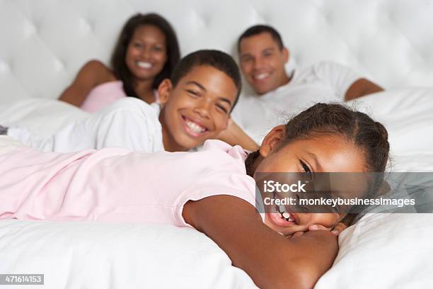 Familia Relajarse Juntos En La Cama Foto de stock y más banco de imágenes de Afrodescendiente - Afrodescendiente, Despertar, Niñas