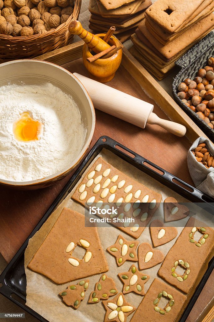 Decorar de jengibre tuercas antes hornear galletas - Foto de stock de Aderezo libre de derechos