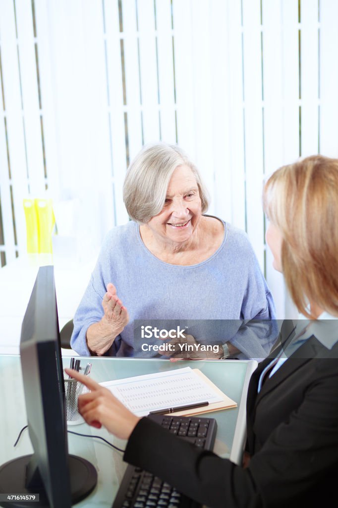 Бизнес-офис профессиональные женщина на компьютере, помогая Старший Женский клиентов - Стоковые фото Пожилые женщины роялти-фри