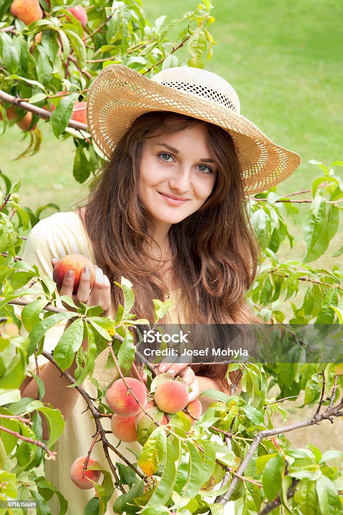 Mujer joven selección de frutas - Foto de stock de 18-19 años libre de derechos