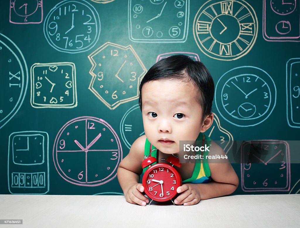 Ребенок и часы - Стоковые фото Часы - настольные или настенные роялти-фри