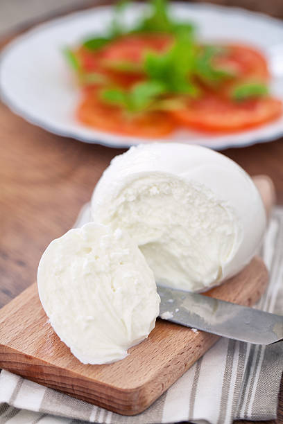 mozzarella de búfalo - mozzarella caprese salad tomato italian cuisine fotografías e imágenes de stock