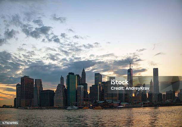 Nowy Jork Miasto Miejski Pejzaż O Zachodzie Słońca - zdjęcia stockowe i więcej obrazów Architektura - Architektura, Bez ludzi, Biurowiec