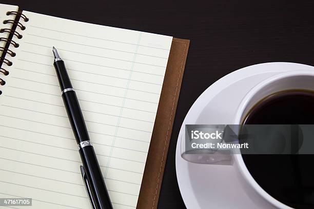 Photo libre de droit de Tasse De Café Et Un Bon Livre banque d'images et plus d'images libres de droit de Aliment - Aliment, Aliment battu, Boisson