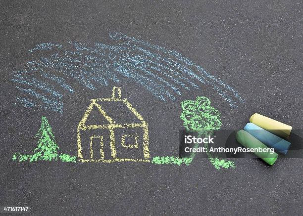 Foto de Desenho De Carvão e mais fotos de stock de Calçada - Calçada, Desenho de Carvão, Giz - Equipamento de arte e artesanato