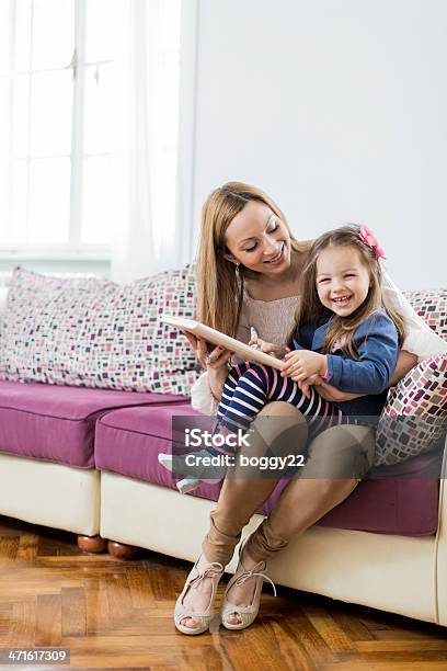 Madre E Figlia Lettura In Camera - Fotografie stock e altre immagini di Abbigliamento casual - Abbigliamento casual, Accogliente, Adulto