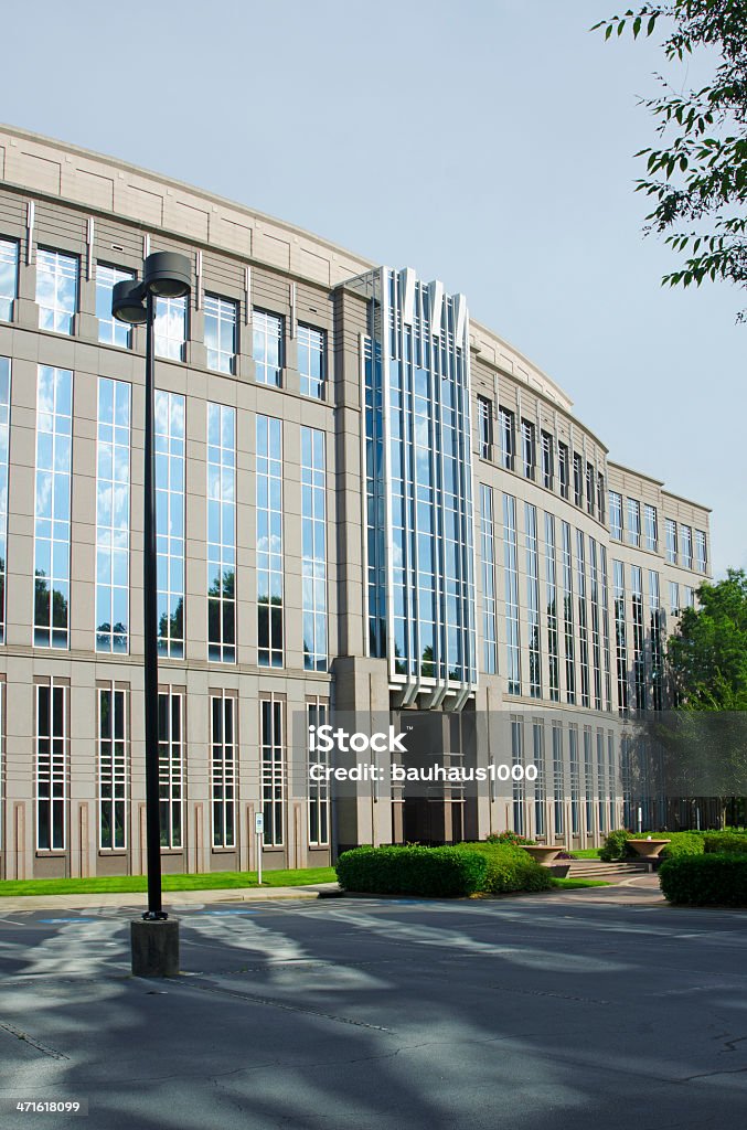 Moderno edificio de oficinas - Foto de stock de Acera libre de derechos