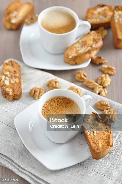 Итальянский Cantuccini Cookieфайлы — стоковые фотографии и другие картинки Бискотти - Бискотти, Блюдце, Вертикальный