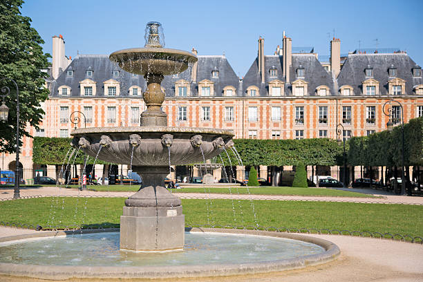 istock Garden in very elegant Place des Vosges, Paris 471618417