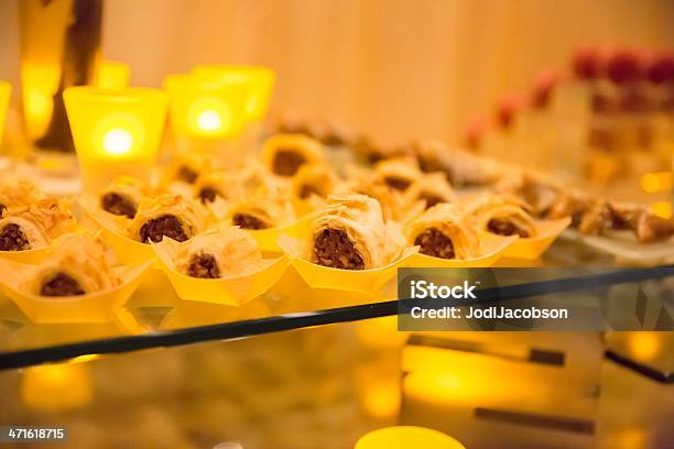 Frutos Cheia Pastries Em Um Buffet Tabela - Fotografias de stock e mais imagens de Alimentação Não-saudável - Alimentação Não-saudável, Ambiente, Banquete