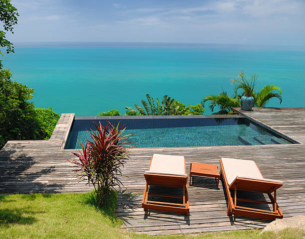 chaises longues et piscine privée d'une villa de luxe - travel destinations polarizer outdoors luxury photos et images de collection